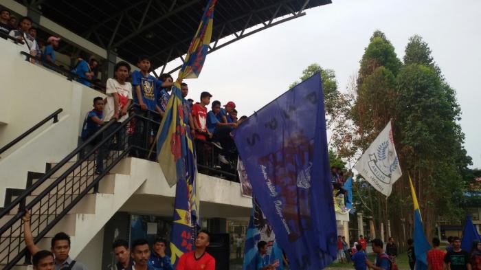 Suporter PSPS Turun Ke Lapangan dan Serang Wasit