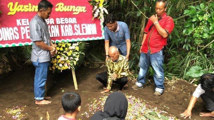 Kisah Pilu di Pemakaman Korban Susur Sungai, Janji Belikan Sepatu, Suraji: Dek, maafin Bapak Ya