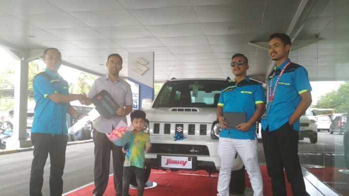 Dua Pelanggan Suzuki SBT Terima Unit Jimny