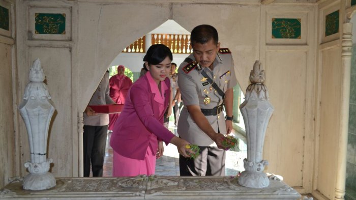 Polres Siak Gelar Upacara dan Tabur Bunga di Makam Sultan Syarif Kasim II