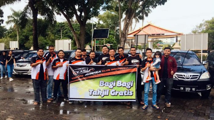 TACI Pekanbaru Bagi-bagi Takjil untuk Pengendara Avanza yang Melintas