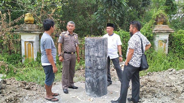 Tak Berizin, Satpol PP Inhu Hentikan Pembangunan Papan Iklan
