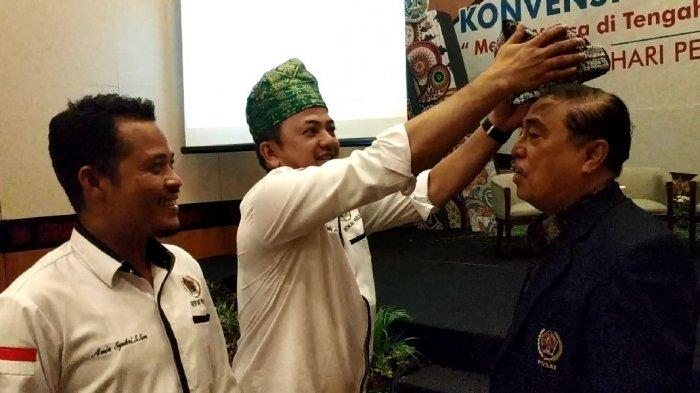 Alwi Hamu Bangga Pakai Tanjak, PWI Promosikan Wisata Rohul di HPN Surabaya