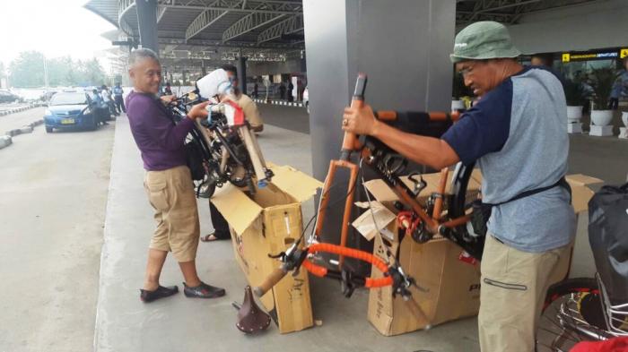 Tasman dan Syaiful Disambut Ramah Pesepeda Borneo