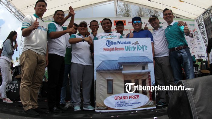 Berkat Do'a Anak & Istri Akhirnya Pak Guru Ini Punya Rumah, Dapat Door Prize Jalan Sehat Tribun