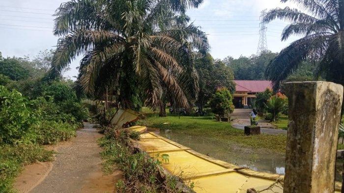 Banjir Bandang Hantam Dua Sekolah di Kuansing, Pagar Tembok Ambruk