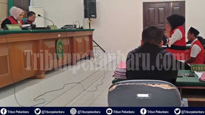 Terdakwa MENANGIS Terisak, Pasutri Pembunuh IRT di Pelalawan Riau Dituntut 18 dan 9 Tahun Penjara