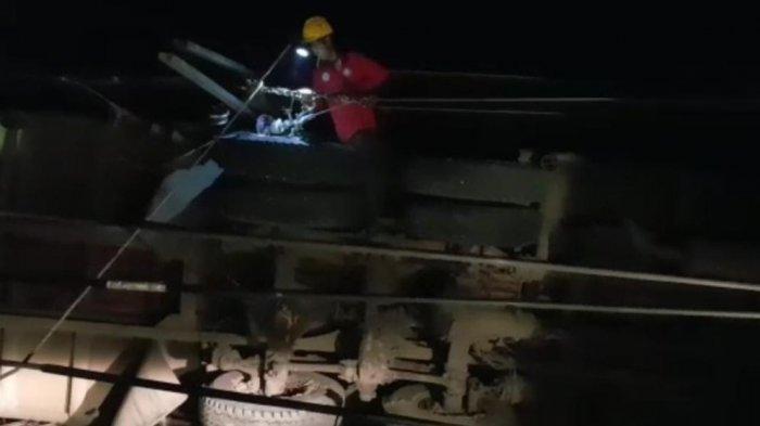 PLN Sigap Pulihkan Pasokan Listrik Akibat Tiang Listrik Tumbang Tertabrak Truk