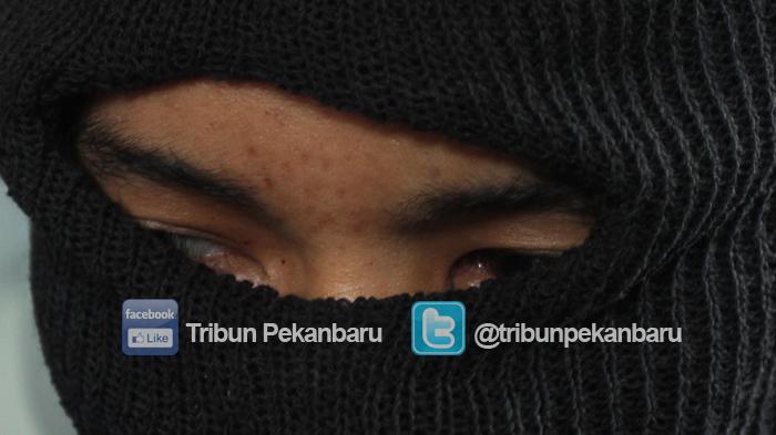 Teror Kepada Ketua Bawaslu Riau: Diteror Pria Berpakaian Serba Hitam Sampai ke Rumah hingga Diancam