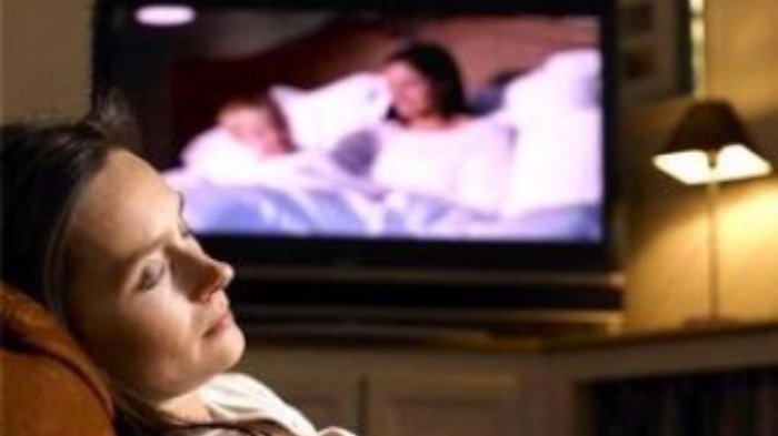 Ternyata Kebiasaan Tidur di Depan TV Akan Membawa Dampak Buruk Bagi Kesehatan