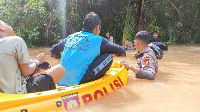 Banjir di Rohul, Tim Gabungan Evakuasi Masyarakat Menggunakan Perahu Karet