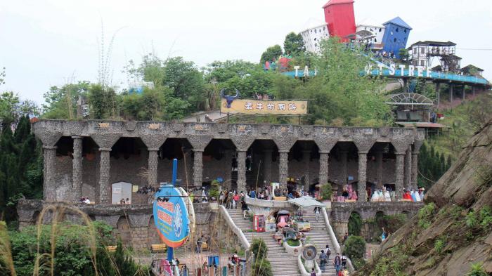 Wow, Bangunan Toilet di China Ini Mirip Sebuah Kastil