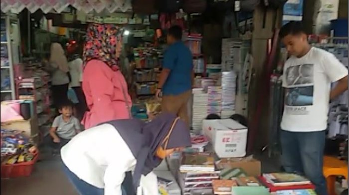 Orang Tua Mulai Serbu Toko Buku dan Tas Jelang Tahun Ajaran Baru