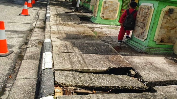 Sudah ada Siswa yang Terperosok , Kondisi Trotoar di Depan SMP N 5 Pekanbaru Memprihatinkan