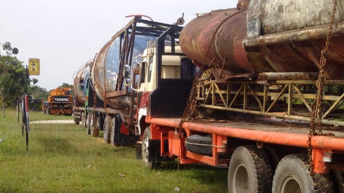 3 Truk dan Crane 2 Pekan Parkir di Depan Mapolsek Tambang, Ternyata Ini yang Terjadi