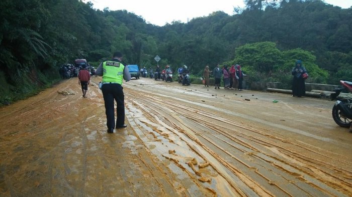 Truk Pengangkut CPO Terbalik di Sitinjau Lauik, Tumpahan Minyak di Badan Jalan Bikin Ngeri