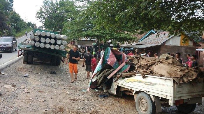 Tak Kuat Menanjak Truk Muatan Tiang Listrik Gilas Mobil Di Belakangnya, Sopir Pikap Tewas Ditempat
