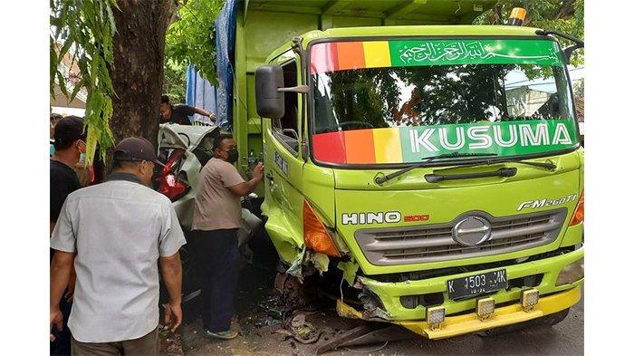 Rem Blong Truk Tronton Hantam 3 Mobil Sekaligus, Pria yang Sedang Nunggu Istri Belanja Tewas