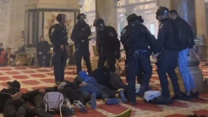 BIADAB! Tentara Israel Lempar Al Quran dan Injak Sajadah Masjid Al Aqsa