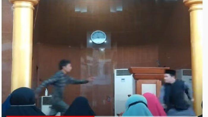 VIDEO DETIK-DETIK Ustaz Abu Chaniago Diserang di Batam: Pelaku Dihajar Emak-Emak Pengajian