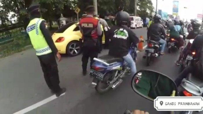 Viral, Pengemudi Mobil Ini Nekat Tabrak Petugas Polisi di Posko Penyekatan Mudik, Ternyata. . .