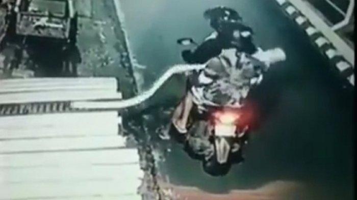 Bela-belain Curi 2 Lonjor Tempe Tengah Malam, Aksi 2 Pemuda Ini Viral Usai Terekam CCTV