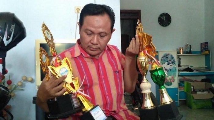 Kecewa Sistem Zonasi PPDB, Siswa SD Berprestasi di Jateng Bakar Belasan Piagamnya