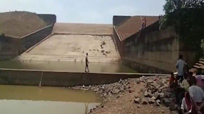 Pejabat Ini Kuras Waduk Berisi 2 Juta Liter Air Untuk Cari Ponsel yang Jatuh Saat Selfie
