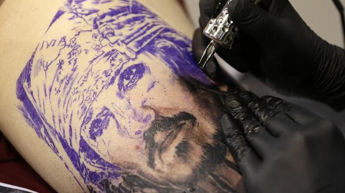 Seniman Ini Lahirkan Tren Membuat Tato di Bagian Tubuh yang Tak Terduga: Lokasi Sangat Tersembunyi