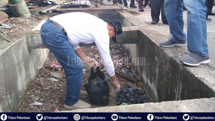 Walikota Pekanbaru Firdaus Pungut Sampah di Parit, Blusukan ke Kampung Bandar, Temukan Limbah Cair