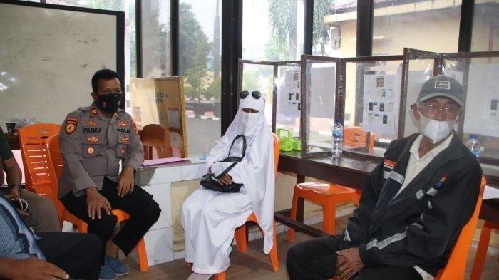 Terbalut Kain Putih dari Kepala ke Kaki, Wajah Tertutup Cadar dan Kacamata Bikin Warga Ketakutan