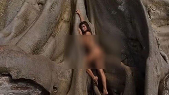 Foto Bugil di Pohon Keramat Berusia 700 Tahun, Gadis Rusia Diusir dari Bali