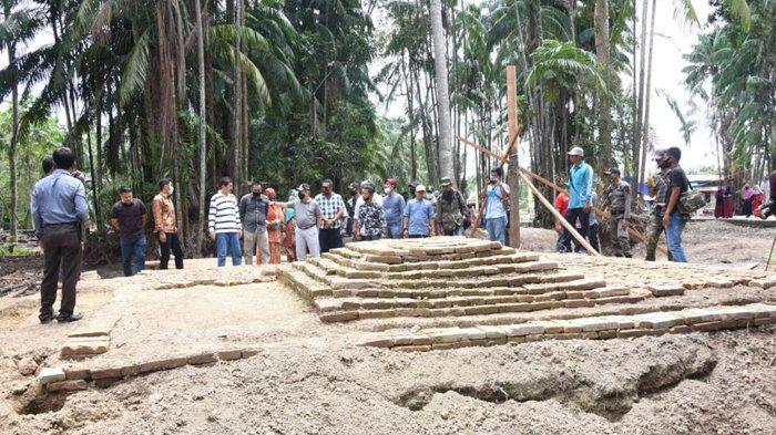 Warga Temukan Tumpukan Batu Diduga Peninggalan Abad ke-14 Dekat Makam Guru Laksamana Raja di Laut