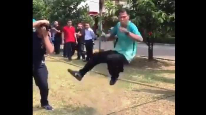 VIDEO: Wasit Pijak Tali Tarik Tambang HUT RI, Berikutnya Mengejutkan dan Bikin Ngakak