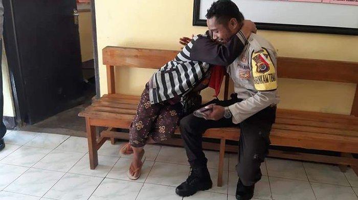 Terharu Polisi Tolak Imbalan Uang, Ibu Ini Langsung Berikan Pelukan, Uang Rp 5 Juta Selamat