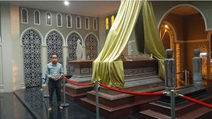 Lantunkan Doa dan Berzikir, Banyak Warga Luar Daerah Berziarah ke Makam Sultan Syarif Kasim II