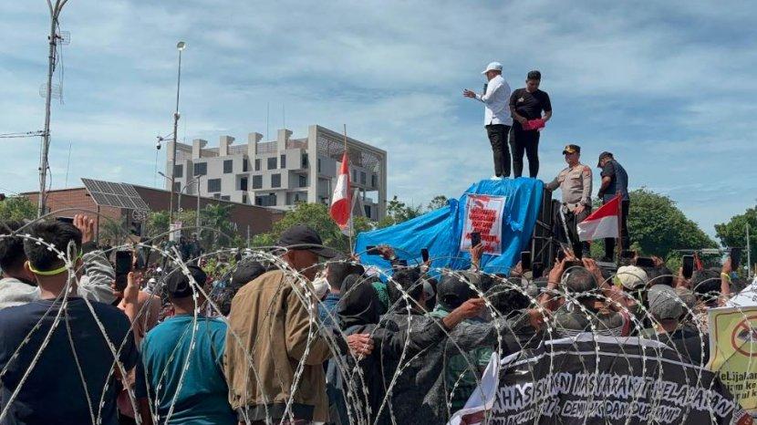 Bupati Pelalawan Zukri Temui Ribuan Massa TNTN di Kantor Gubernur Riau