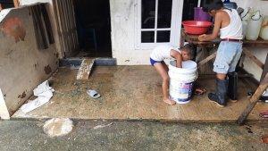 2-anak-bermain-di-rumahnya-yang-baru-siap-banjir-rumbai-pekanbaru.jpg