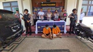 2-orang-pelaku-pembakaran-mobil-milik-Samsul-Simorangkir.jpg