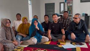 Afni_Z_dan_suaminya_triyono_dan_pendukung.jpg