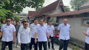 Agung-Nugroho-bersama-jajaran-meninjau-kondisi-Pasar-Palapa.jpg