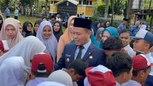 Agung-Nugroho-menyalami-sejumlah-siswa.jpg