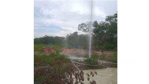 Air-menyembur-di-Desa-Tanjung-Air-Hitam-pelalawan.jpg