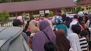 Aksi-demo-orangtua-dan-murid-SDN-021-Tarai-Bangun-Kabupaten-Kampar.jpg