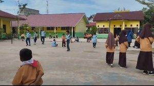 Aktifitas-belajar-mengajar-di-sekolah-sudah-kembali-berjalan-usai-banjir-rohil.jpg