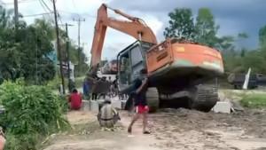 Alat_berat_bekerja_di_jalan_Desa_Ridan_Kampar_18092025.jpg