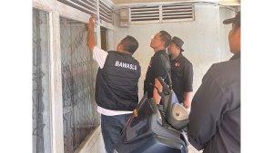 Anggota-Bawaslu-Kampar-Fadriansyah-cek-stiker-coklit-Pilkada-di-rumah-warga.jpg