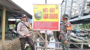 Anggota-Polisi-dan-TNI-memasang-spanduk-peringatan-nuaya-di-rohil.jpg