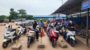 Antrean-kendaraan-roda-dua-di-Roro-Dumai-yang-hendak-menyeberang-ke-Rupat.jpg