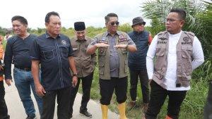 BPBD-Riau-M-Edi-Afrizal-Bupati-Pelalawan-Zukri-tinjau-banjir.jpg